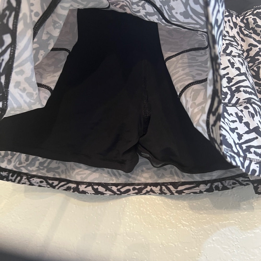 Lululemon Pace Rival Skirt II *4-way Stretch 
Women's Black and White Skirt - Picture 7 of 10